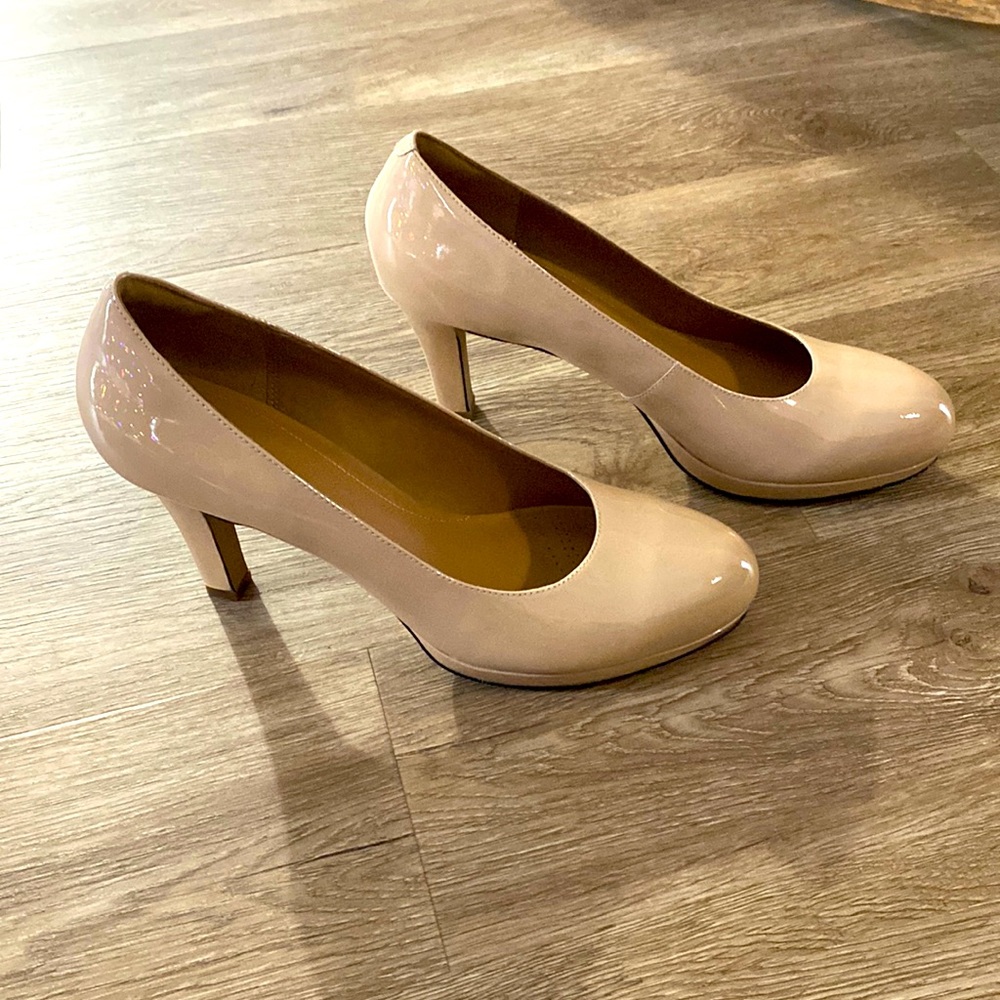 New Clarks Artisan nude patent heels, size 11